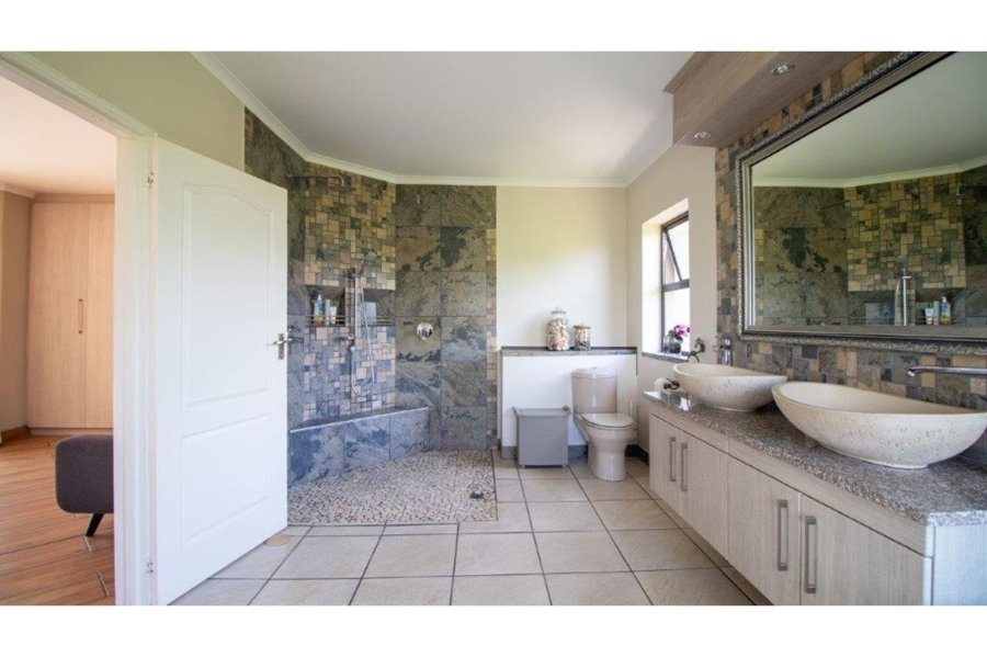 6 Bedroom Property for Sale in Lovemore Park Eastern Cape